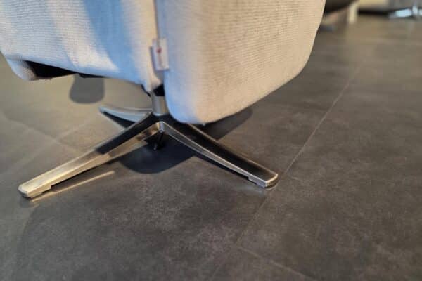 Drehbarer Stuhl auf grauem Fliesenboden