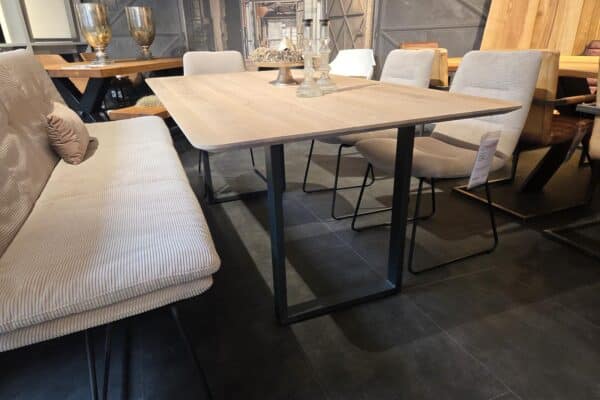Moderner Esstisch im industriellen Stil mit Holzplatte und Metallgestell in einem Esszimmer