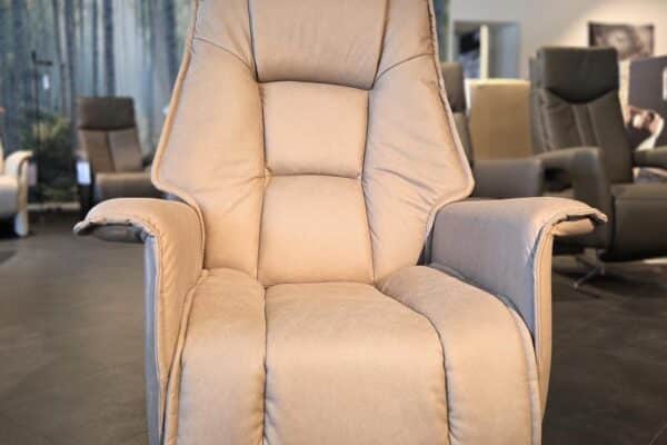 Komfortabler beige Sessel im modern eingerichteten Wohnzimmer