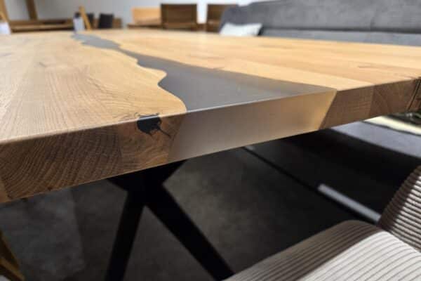 Massiver Holztisch mit Epoxidharz-River-Design in modernem Esszimmer