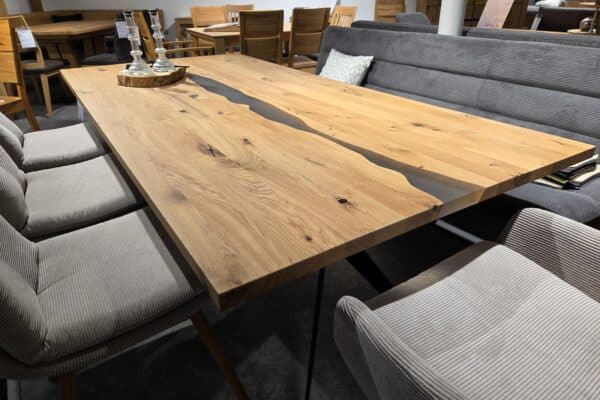 Massiver Esstisch aus Holz mit Metallakzenten in modernem Esszimmer