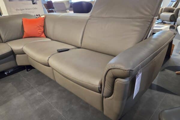 Bequeme Ledercouch in neutralem Design im Möbelgeschäft