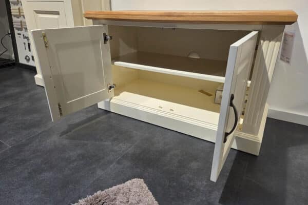 Weiße Küchenschränke mit Holzdetails und grauem Fliesenboden