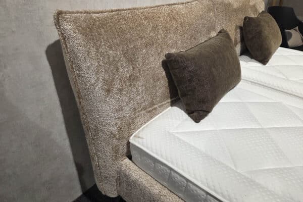 Luxuriöses Doppelbett mit weichem Polster und Kissen