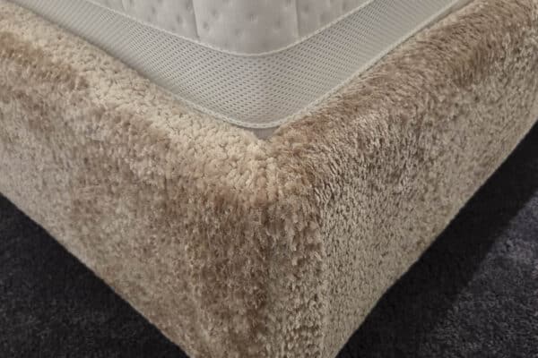 Boxspringbett mit weißer Matratze und beigem Polsterbezug