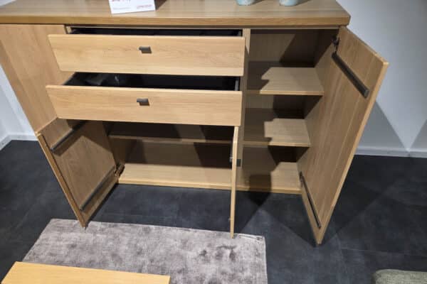 Holzkommode mit offenen Schubladen und Türen in modernem Design