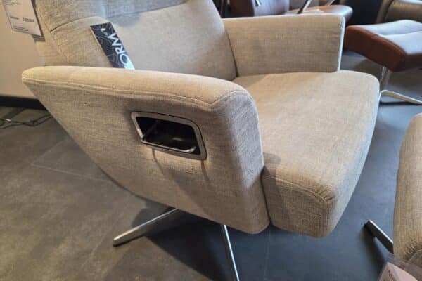 Beiger moderner Lounge-Sessel im Möbelgeschäft