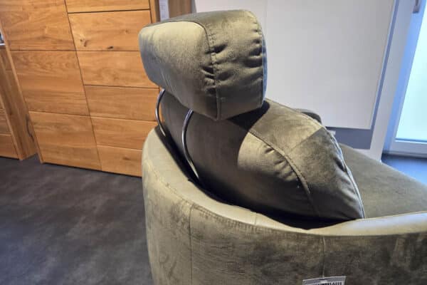 Moderner grüner Drehsessel mit Kopfstütze im Wohnzimmer