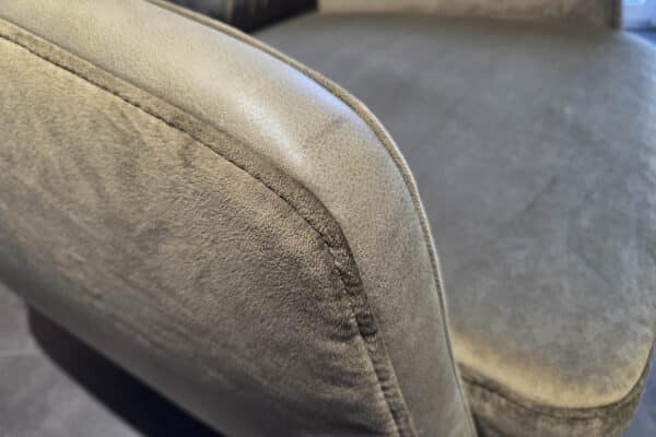 Nahaufnahme einer grauen Ledercouch in modernem Design