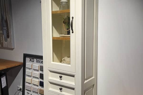 Küchenschrank aus Holz mit Glastür und Regalen im modernen Design