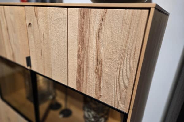 Holzschrank mit Glasfront, modernes Design im Wohnzimmer