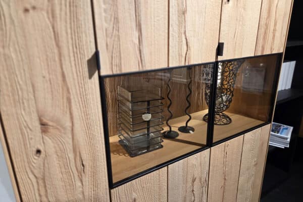 Schicke Holzvitrine mit modernen Glaseinsätzen und Dekoration