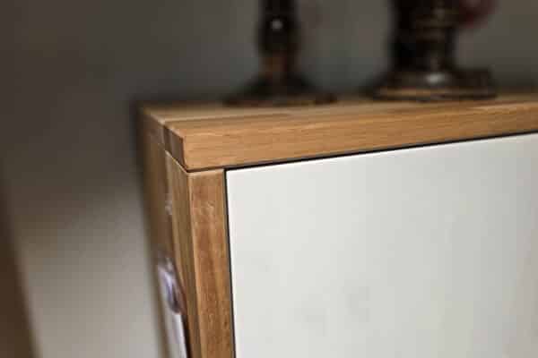 Holzdekoration und Glaselement in modernem Design