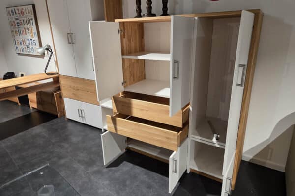 Moderne Wohnzimmermöbel aus Holz mit Schränken und Schreibtisch