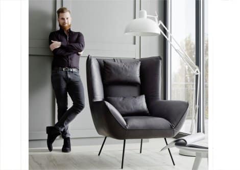 Angebote 4 Moderner Sessel mit Mann im eleganten Wohnzimmer