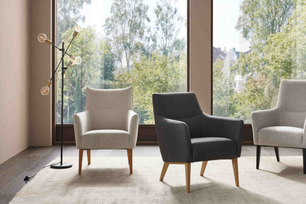 Angebote 2 Moderne Wohnzimmer mit drei stilvollen Sesseln und Stehlampe vor großen Fenstern
