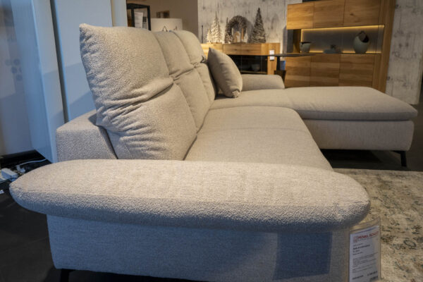 Beige Couch mit Recamiere und Kissen