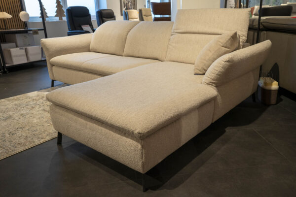 Beige Sofagarnitur mit Recamiere.