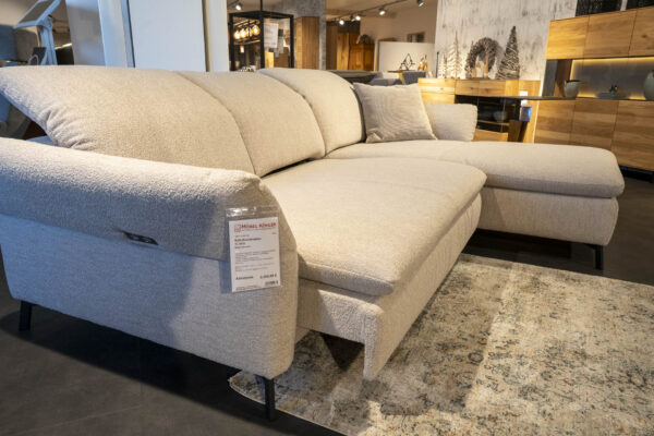 Beige Sofa mit Recamiere und Kissen