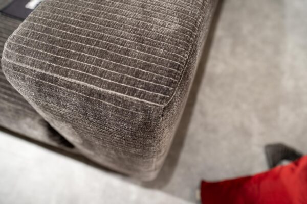 Nahaufnahme grauCord-Sofa mit Relaxfunktion und Longchair