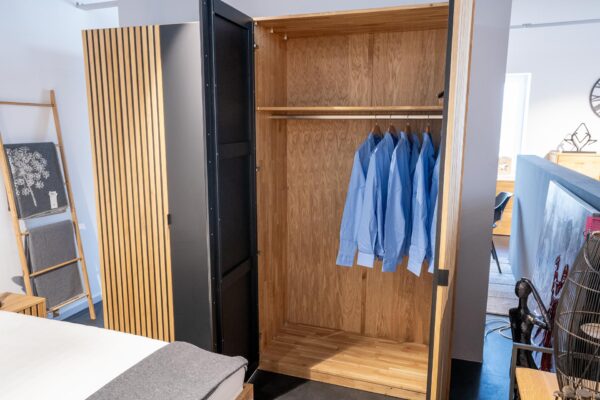 kleiderschrank mit schwarzer Glasfront und rillenfront aus eiche