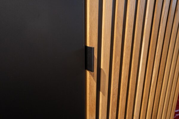 kleiderschrank mit schwarzer Glasfront und rillenfront aus eiche