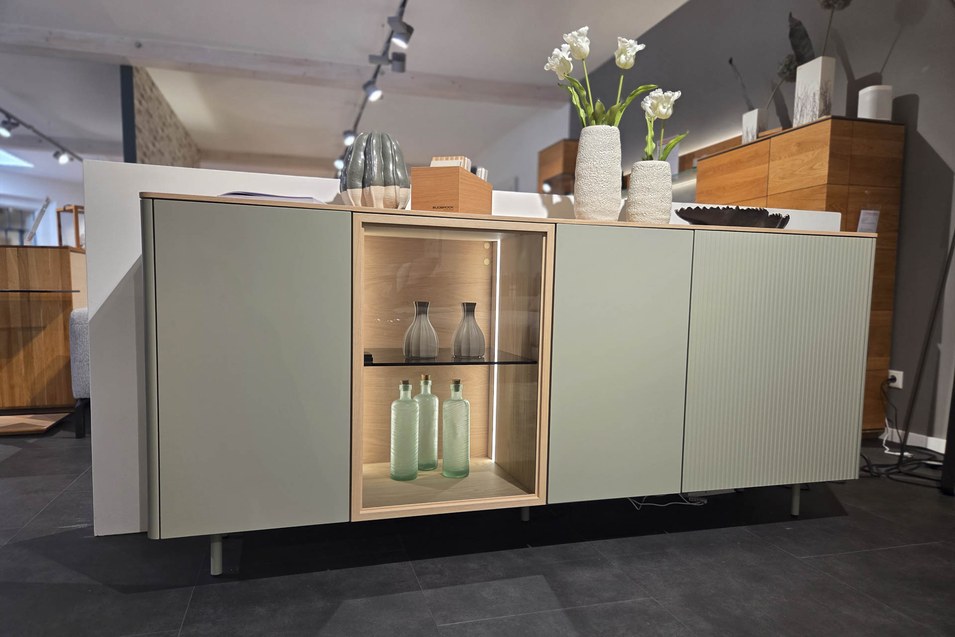 Lindgrün lackiertes Sideboard Modell Goya von Sudbrock in der Ausstellung von Möbel Köhler in Viersen.