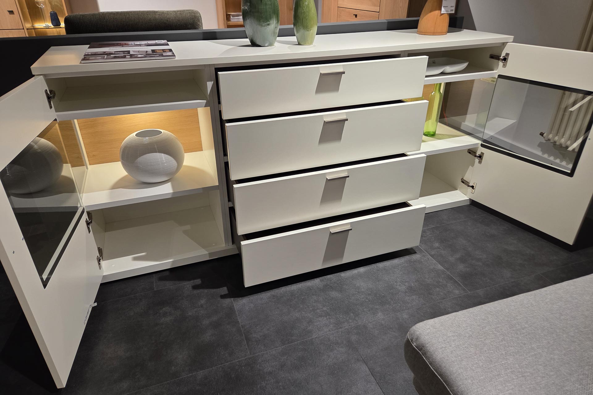 Sideboard Lavita von RMW in Lackweiß mit geöffneten Schubkästen und Türen