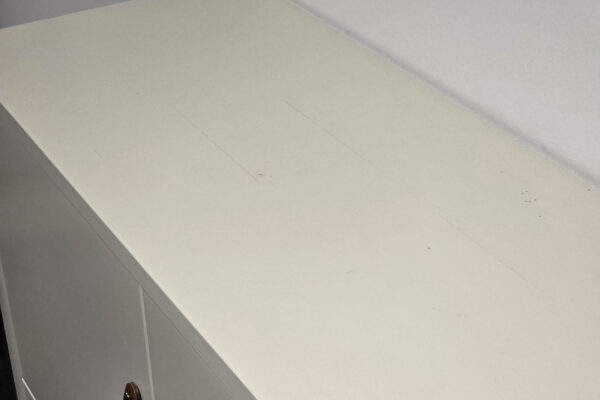 Sandfarbig lackiertes Schrank als Musterstück bei Möbel Köhler in Viersen.