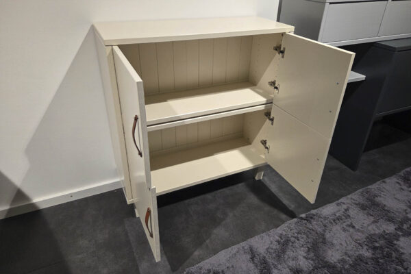Sandfarbig lackiertes Schrank als Musterstück bei Möbel Köhler in Viersen.